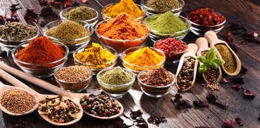 Mutfak masasında çeşitli baharat ve bitkiler var..