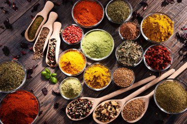 Mutfak masasında çeşitli baharat ve bitkiler var..