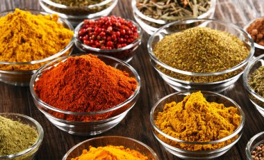 Mutfak masasında çeşitli baharat ve bitkiler var..