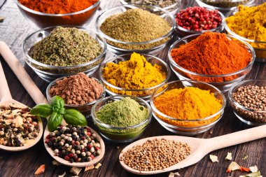 Mutfak masasında çeşitli baharat ve bitkiler var..