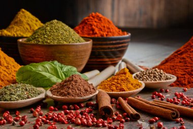 Baharat mutfak masasının üzerinde çeşitli.