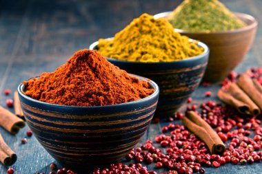 Baharat mutfak masasının üzerinde çeşitli.