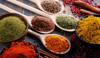 Baharat mutfak masasının üzerinde çeşitli.