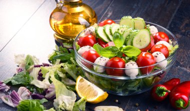 Sebze salatalı kompozisyon. Dengeli diyet.