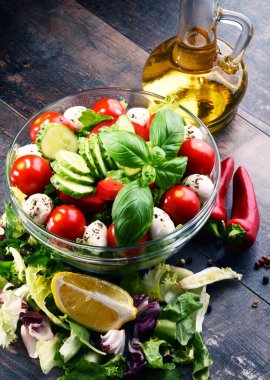 Sebze salatalı kompozisyon. Dengeli diyet.