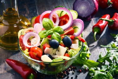 Sebze salatalı kompozisyon. Dengeli diyet.