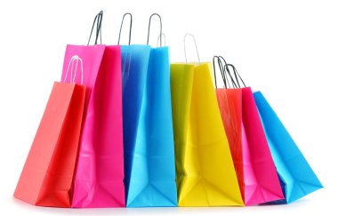 Beyaz arkaplanda izole edilmiş renkli kağıt alışveriş torbaları.