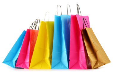 Beyaz arkaplanda izole edilmiş renkli kağıt alışveriş torbaları.