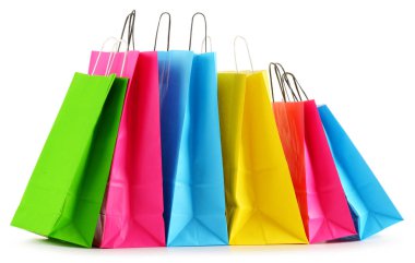 Beyaz arkaplanda izole edilmiş renkli kağıt alışveriş torbaları.