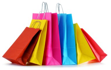 Beyaz arkaplanda izole edilmiş renkli kağıt alışveriş torbaları.