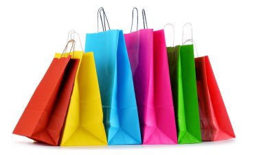 Beyaz arkaplanda izole edilmiş renkli kağıt alışveriş torbaları.