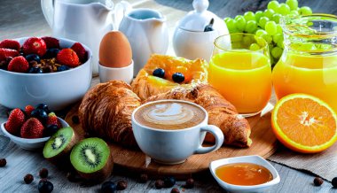 Kahve, portakal suyu, kruvasan, tahıl ve meyve ile kahvaltı. Dengeli beslenme.