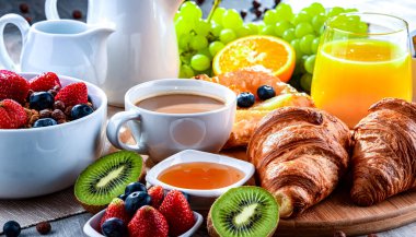 Kahve, portakal suyu, kruvasan, tahıl ve meyve ile kahvaltı. Dengeli beslenme.