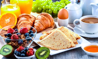 Kahve, portakal suyu, kruvasan, tahıl ve meyve ile kahvaltı. Dengeli beslenme.