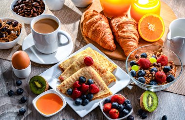 Kahve, portakal suyu, kruvasan, tahıl ve meyve ile kahvaltı. Dengeli beslenme.