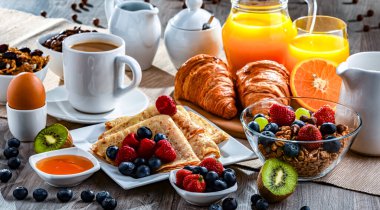 Kahve, portakal suyu, kruvasan, tahıl ve meyve ile kahvaltı. Dengeli beslenme.