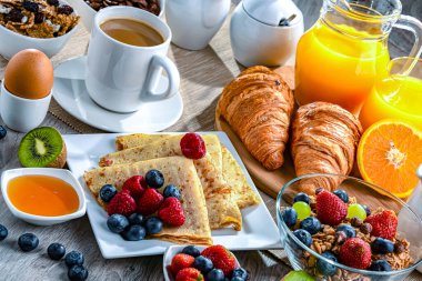 Kahve, portakal suyu, kruvasan, tahıl ve meyve ile kahvaltı. Dengeli beslenme.