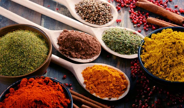 Baharat mutfak masasının üzerinde çeşitli.