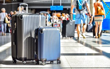 İki plastik seyahat bavul Havaalanı koridorda.