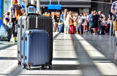 İki plastik seyahat bavul Havaalanı koridorda.