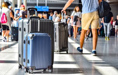 İki plastik seyahat bavul Havaalanı koridorda.