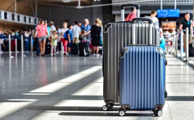 İki plastik seyahat bavul Havaalanı koridorda.