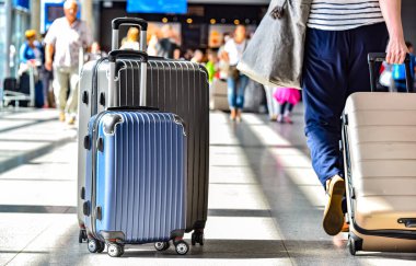 İki plastik seyahat bavul Havaalanı koridorda.