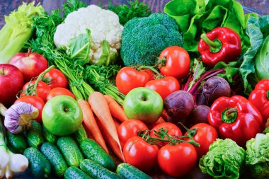 Çeşitli organik sebzelerle kompozisyon. Detoks diyeti