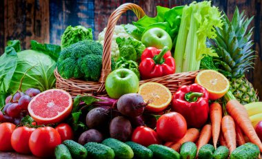 Çeşitli organik sebzelerle kompozisyon. Detoks diyeti