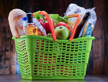 Plastik alışveriş sepetine çeşitli gorcery ürünleri ile