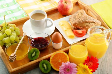 Kahve, meyve suyu, yumurta ve rulo ile servis tepsi Servis Kahvaltı