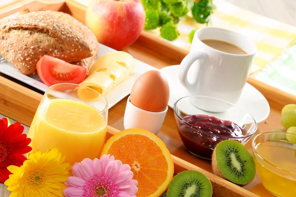 Frühstück auf Tablett serviert mit Kaffee, Saft, Ei und Brötchen — Stockfoto