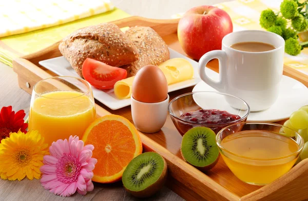 Ontbijt op dienblad geserveerd met koffie, SAP, eieren en broodjes — Stockfoto