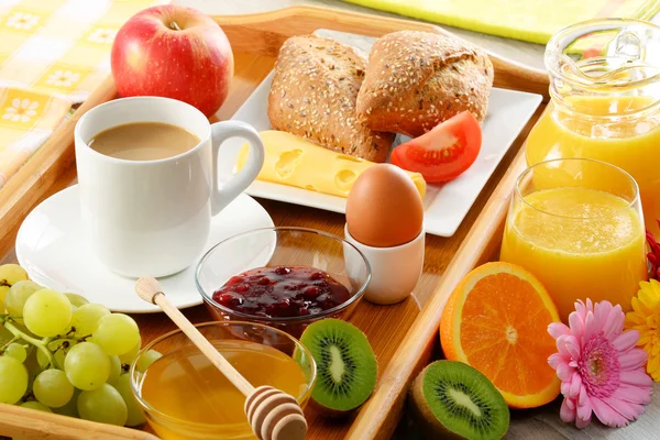 Frühstück auf Tablett serviert mit Kaffee, Saft, Ei und Brötchen — Stockfoto