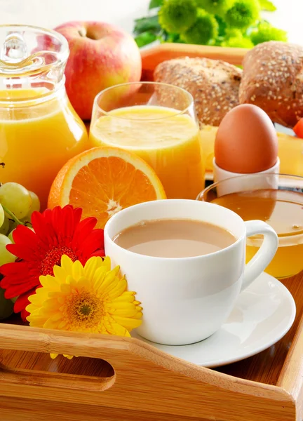Desayuno en bandeja servido con café, jugo, huevo y panecillos —  Fotos de Stock