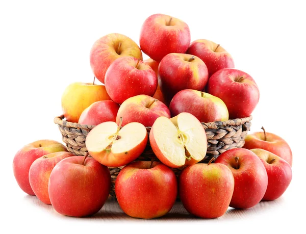 Appels in rieten mand geïsoleerd op wit — Stockfoto