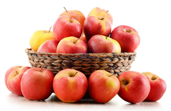 Manzanas en canasta de mimbre aisladas en blanco — Foto de Stock