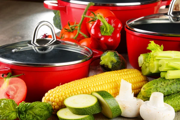 Composición con macetas de acero rojo y variedad de verduras frescas —  Fotos de Stock