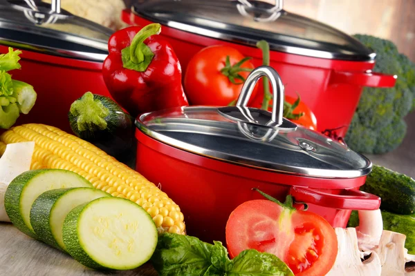 Composición con macetas de acero rojo y variedad de verduras frescas —  Fotos de Stock