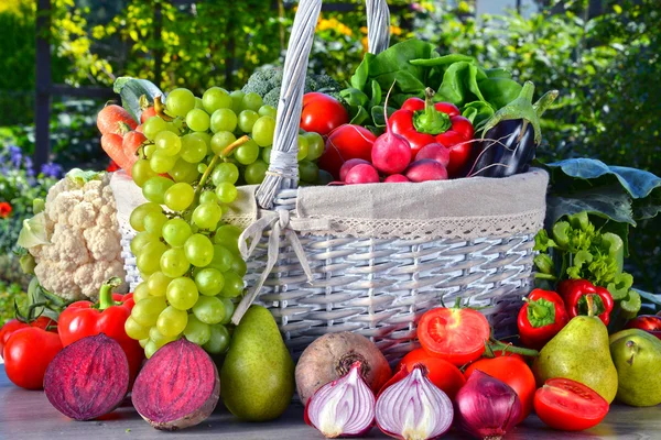 Verduras y frutas orgánicas frescas en el jardín — Foto de Stock