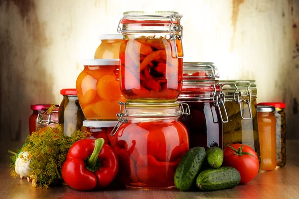 Potten met ingemaakte groenten en fruitige vruchtenmoes — Stockfoto