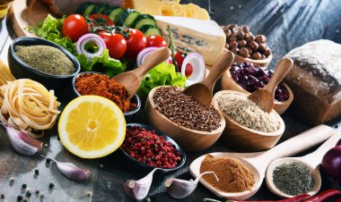 Masada çeşitli organik gıda ürünleri var..