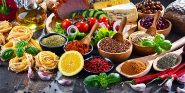 Masada çeşitli organik gıda ürünleri var..