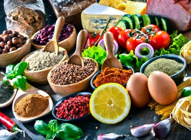 Masada çeşitli organik gıda ürünleri var..