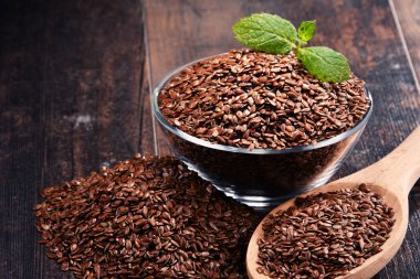 Ahşap masa üzerinde keten tohumu kase ile kompozisyon.