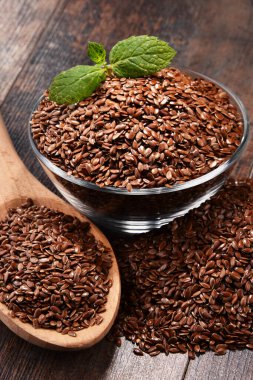 Ahşap masa üzerinde keten tohumu kase ile kompozisyon.