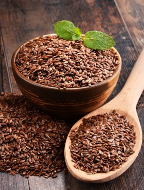 Ahşap masa üzerinde keten tohumu kase ile kompozisyon.