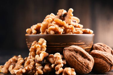 Ahşap masa üzerinde Farsça cevizli kase. Lezzetleri