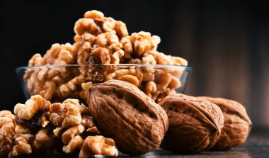 Ahşap masa üzerinde Farsça cevizli kase. Lezzetleri