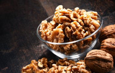 Ahşap masa üzerinde Farsça cevizli kase. Lezzetleri